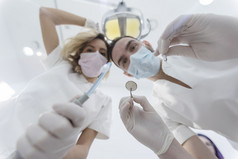 牙医靠在病人牙医rsquo椅子诊所医生与面具和工具