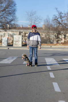 少年练习与滑板日出城市