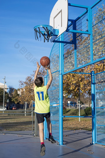 少年扔篮球成的希望从后面少年扔篮球成的希望从后面