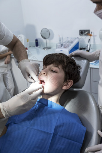 牙医检查小男孩rsquo牙齿诊所的医生对待牙小男孩牙医rsquo诊所