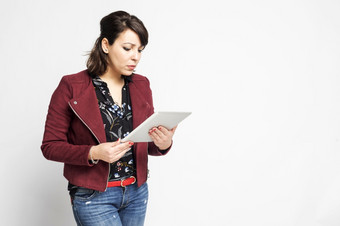 女人使用数字平板电脑电脑快乐孤立的白色背景肖像年轻的拉美裔女人工人老师指导衬衫办公室风格与平板电脑手