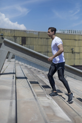 年轻的运动员男人。跑步者运行和下来城市楼梯夏天早....运行背景城市城市街体育培训健身有氧运动锻炼新鲜的空气走外