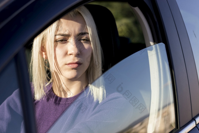 自信年轻的女人开车车