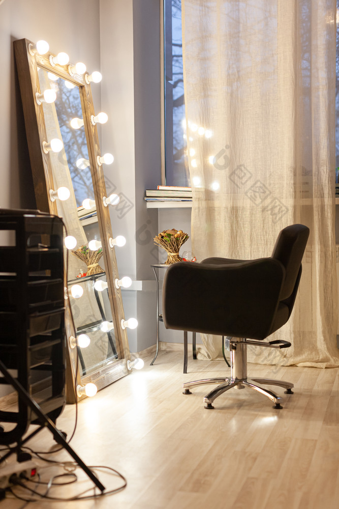 工作场所设计师理发师化妆艺术家美轿车黑色的椅子为客户端相反大地板上镜子与灯泡周围周长组织者为工具晚上时间舒适的大气