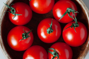 新鲜的红色的樱桃西红柿木碗特写镜头前视图宏平躺水平