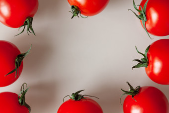 框架新鲜的樱桃西红柿灰色米色背景与复制空间宏平躺水平可以使用垂直格式