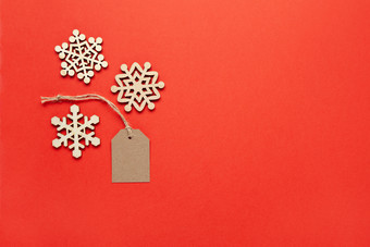圣诞节装饰三个小木雪花和工艺标签明亮的红色的背景复制空间节日新一年<strong>销售</strong>概念水平平躺最小的风格前视图