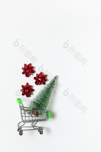 圣诞节冷杉和红色的弓为礼物玩具购物车白色背景复制空间新一年<strong>销售</strong>在线购物概念垂直平躺最小的风格前视图为社会媒体