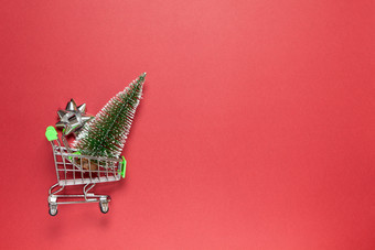 圣诞节冷杉和银弓为礼物玩具购物车勃艮第背景复制空间节日新一年销售在线购物概念水平平躺最小的风格前视图