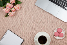工作从首页概念现代女工作空间前视图移动PC咖啡蛋糕玫瑰笔记本针织毯子复制空间平躺桌面自由职业者框架对象水平