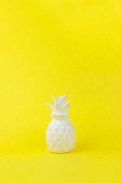 时尚的一块室内白色光滑的陶瓷菠萝黄色的纸背景复制空间最小的风格装饰概念垂直为生活方式室内博客社会媒体海报