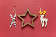 圣诞节玩具木滑雪板白色感觉玩具鹿和木空心明星黑暗红色的背景节日新一年概念水平平躺最小的风格前视图