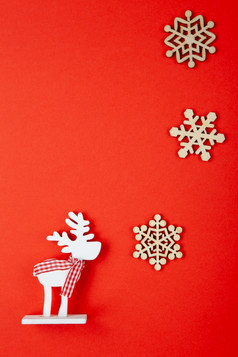 圣诞节装饰玩具白色鹿网纹围巾雪花红色的背景复制空间节日新一年概念垂直平躺最小的风格前视图