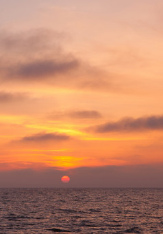 视图惊人的美丽的日落海艾里平静和平自然景观梯度颜色云从黄色的红色的概念旅行户外娱乐夏天大气情绪