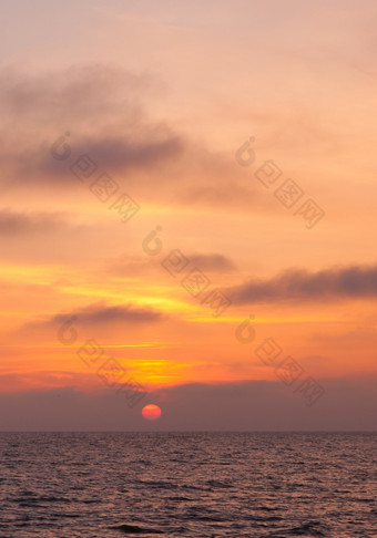 视图惊人的美丽的日落海艾里平静和平自然景观梯度颜色云从黄色的红色的概念旅行户外娱乐夏天大气情绪