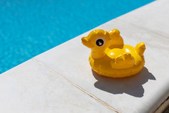 充气黄色的迷你鸭鸡尾酒站附近游泳池明亮的阳光明媚的一天复制空间概念夏天假期娱乐水空气日光浴健康一边视图水平