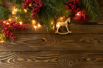 圣诞节背景诺比利斯冷杉分支机构树枝与红色的<strong>浆果</strong>玩具金马棕色（的）木<strong>木板</strong>复制空间平躺前视图假期圣诞节新一年概念模型