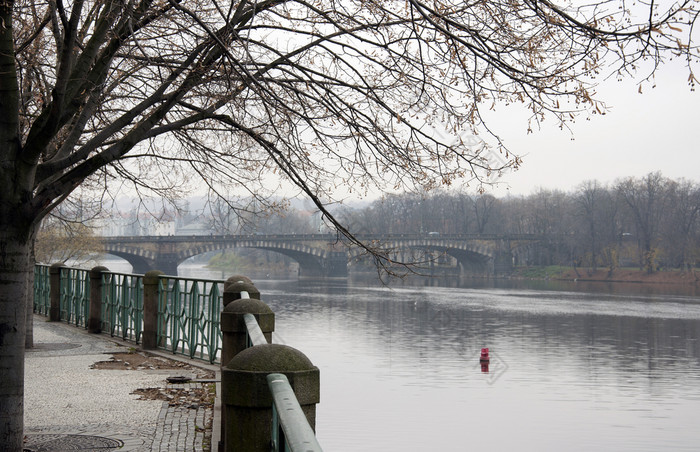 桥在的伏尔塔瓦河河布拉格秋天下一个石头铺散步全景布拉格捷克共和国老小镇码头体系结构桥在的伏尔塔瓦河河布拉格秋天下一个石头铺散步全景布拉格捷克共和国