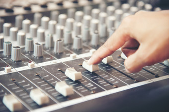 手声音工程师工作记录工作室混合机专家调整的体积的声音混合控制台与混合机董事会