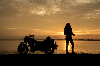 美丽的女人骑摩托车的人享受日落女骑摩托车摩托车司机<strong>旅行</strong>的世界放松后长<strong>旅行自由</strong>生活方式<strong>旅行</strong>概念