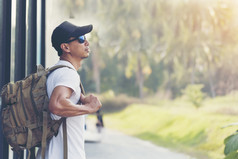 背包客男人。享受和放松与的自然旅行概念