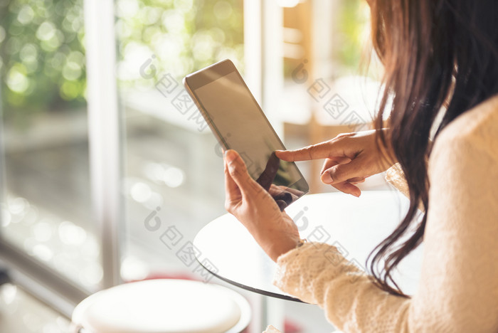 亚洲女人使用平板电脑购物在线网站聪明的平板电脑手点触摸屏幕数字平板电脑女人持有智能手机检查邮件在线购物网站读文章视频博客社会媒体