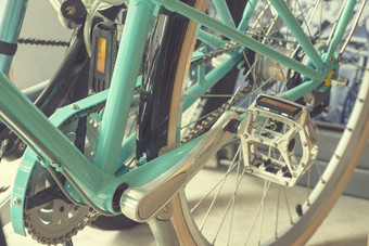古董自行车部分自行车周期轮室内设计与人生活方式爱好现代城市自行车与阳光背景和阁楼装修风格焦点自行车轮
