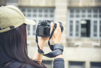亚洲旅游使用数码单反相机专业相机旅行假期女年轻的旅行者与背包和照片相机的老小镇美丽的女人背包周围的词年轻的旅行者概念