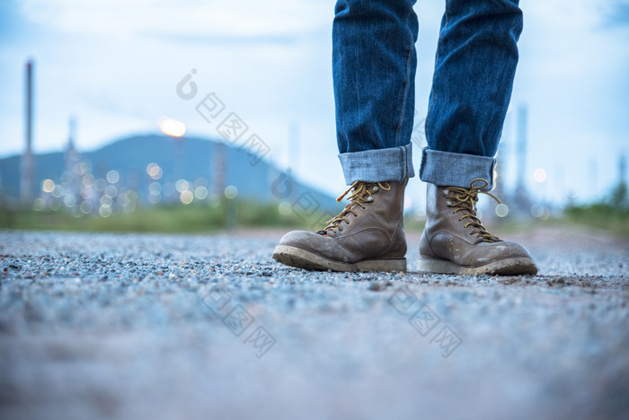 靴子安全工人建设网站工程师穿牛仔裤和棕色（的）靴子为工人安全背景炼油厂工程师安全行业时尚脚走户外