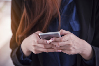 亚洲女人使用iPad购物在线网站智能手机与微笑脸幸福亚洲女人持有手机检查邮件从在线<strong>购物网站</strong>读文章博客视频博客社会媒体