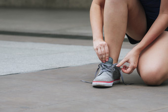 体育运动运动鞋鞋子年轻的女人跪下来<strong>鞋带</strong>准备好了运行鞋子体育运动锻炼慢跑人关闭手领带跑步者<strong>鞋带</strong>健身健身房健康的人生活方式