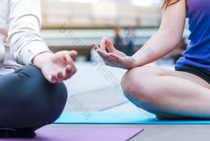 瑜伽健身生活方式健康的女人放松做冥想瑜伽冥想户外与Zen坐着位置年轻的锻炼概念