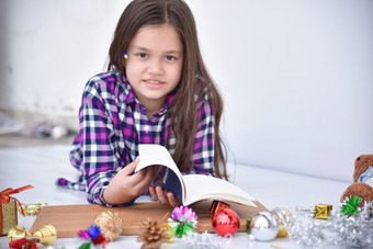孩子阅读书快乐女孩首页学校美国童年说谎下来玩和学习做家庭作业高加索人女孩研究人类学术幼儿园小蹒跚学步的孩子读书假期