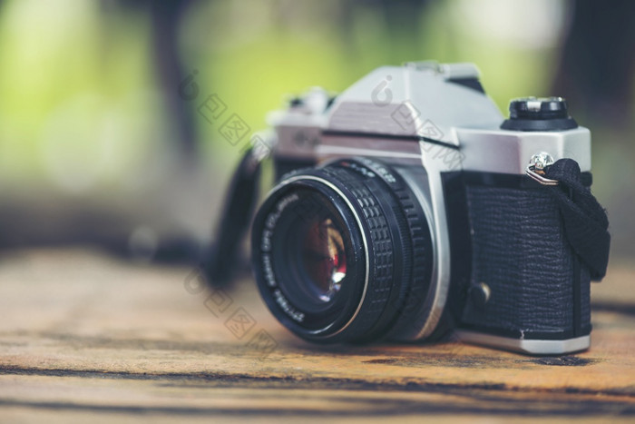 单反相机为经典摄影老复古的风格黑色的相机宽镜头木表格户外古董相机设备