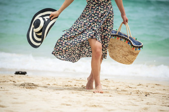 <strong>夏天</strong>时间女人假期的海滩快乐的女人穿<strong>夏天</strong>衣服和稻草帽子坐着的海滩看海时间放松<strong>夏天</strong>生活方式户外拍摄热带岛海滩