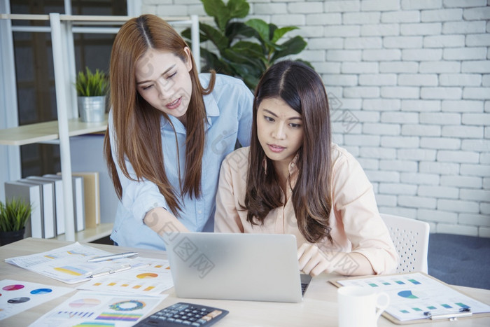 快乐企业家亚洲女商人使用智能手机处理谈判为启动业务两个合作伙伴享受好新闻从智能手机团队合作协作亚洲女人工作在一起
