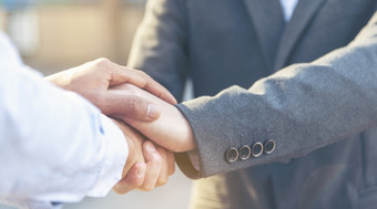 信任承诺概念诚实的律师合作伙伴与专业团队使法律业务协议后完整的交易道德业务人握手触摸和尊重客户信任伙伴关系