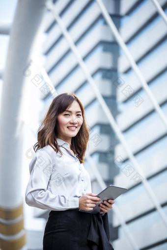 亚洲女人使用平板电脑购物在线网站智能手机与微笑脸幸福亚洲女人持有手机检查邮件从在线购物网站读文章博客视频博客社会媒体