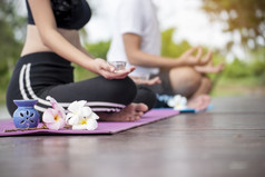 瑜伽健身生活方式健康的女人放松做冥想瑜伽冥想户外与Zen坐着位置年轻的锻炼概念