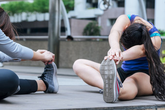 体育<strong>运动</strong>健身女人伸展<strong>运动</strong>身体锻炼现代城市穿<strong>健康运动</strong>服装外年轻的女人锻炼户外锻炼明亮的阳光明媚的外<strong>健康</strong>的<strong>健康</strong>生活方式女人概念