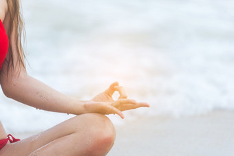 瑜伽健身生活方式的海滩健康的女人放松做冥想瑜伽冥想户外与Zen坐着位置启蒙运动健身年轻的幸福集中注意力锻炼概念