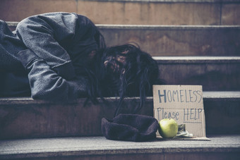 无家可归的人人<strong>贫困</strong>乞丐男人。问为钱工作和希望帮助无助的脏城市坐着与标志纸板盒子说