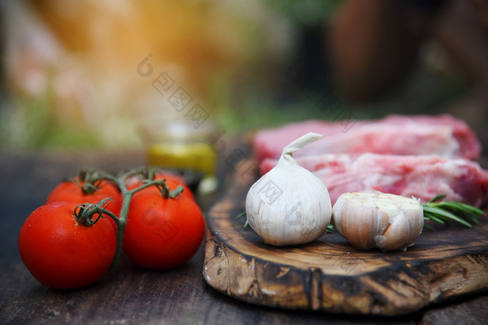 生肉牛肉牛排有机新鲜的成分木董事会表格背景厨房与迷迭香盐大蒜番茄黑色的胡椒橄榄石油肉牛肉木板为牛排生肉