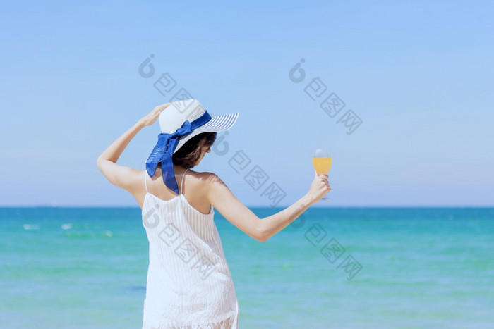 夏天时间女人假期的海滩快乐的女人穿夏天衣服和稻草帽子坐着的海滩看海时间放松夏天生活方式户外拍摄热带岛海滩