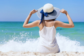 <strong>夏天</strong>时间女人假期的海滩快乐的女人穿<strong>夏天</strong>衣服和稻草帽子坐着的海滩看海时间放松<strong>夏天</strong>生活方式<strong>户外</strong>拍摄热带岛海滩