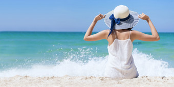 <strong>夏天</strong>时间女人假期的海滩快乐的女人穿<strong>夏天</strong>衣服和稻草帽子坐着的海滩看海时间放松<strong>夏天</strong>生活方式<strong>户外</strong>拍摄热带岛海滩
