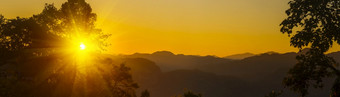 全景夏天日落金云夏季光阳光明媚的一天Cloudscape山场景全景日落金天际线太阳梁在云气候背景天堂黄金景观全景横幅