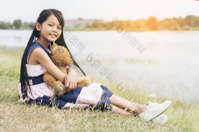 快乐孩子拥抱泰迪熊绿色公园操场上泰迪熊最好的朋友为小孩子们可爱的女孩自闭症快乐有趣的玩在一起操场上幸福家庭感觉爱和温暖的拥抱