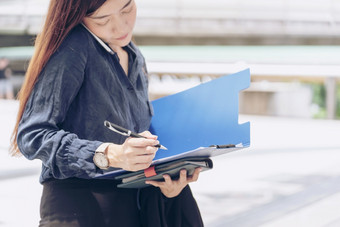 议程规划师女人时间表和组织任命日历事件聪明的业务女人请注意和时间表集时间表组织时间表女人手写作议程时间轴概念