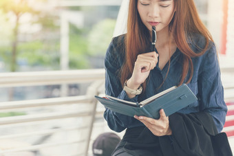 议程规划师女人<strong>时间表</strong>和组织任命日历事件聪明的业务女人请注意和<strong>时间表</strong>集<strong>时间表</strong>组织<strong>时间表</strong>女人手写作议程时间轴概念